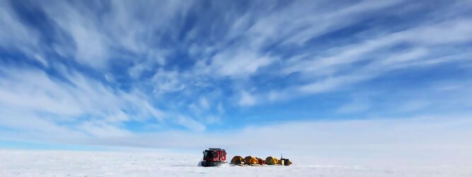 Trip Flüge beliebtes Urlaubsziel – Antarktis - Null Bewohner, Millionen Pinguine und feste Dimensionen. Am südlichen Ende der Erde, wo die Sonne nur zwischen Frühjahr und Herbst über dem Horizont aufgeht, liegt der 7. Kontinent, die Antarktis. Riesig, bis auf ein paar Forscher unbewohnt und ohne offiziellen Besitzer. Eine Welt, die überrascht, bevor Sie sie sehen. Deshalb ist ein Besuch definitiv etwas für die Schatzkiste der Erinnerung und allein die Ausmaße dieser Destination sind eine Sache für sich. Du trittst aus deinem gemütlichen Hotelzimmer und es begrüßt dich die warme italienische Sonne. Du blickst auf den atemberaubenden Gardasee, der in zahlreichen Blautönen schimmert - von tiefem Dunkelblau bis zu funkelndem Türkis. Majestätische Berge umgeben dich, während die Brise sanft deine Haut streichelt und der Duft von blühenden Zitronenbäumen deine Nase kitzelt. Du schlenderst die malerischen, engen Gassen entlang, vorbei an farbenfrohen, blumengeschmückten Häusern. Vereinzelt unterbricht das fröhliche Lachen der Einheimischen die friedvolle Stille. Du fühlst dich wie in einem Traum, der nicht enden will. Jeder Schritt führt dich zu neuen Entdeckungen und Abenteuern. Du probierst die köstliche italienische Küche mit ihren frischen Zutaten und verführerischen Aromen. Die Sonne geht langsam unter und taucht den Himmel in ein leuchtendes Orange-rot - ein spektakulärer Anblick.