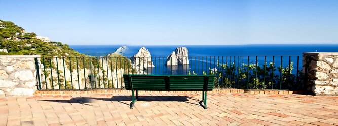 Trip Flüge Feriendestination - Capri ist eine blühende Insel mit weißen Gebäuden, die einen schönen Kontrast zum tiefen Blau des Meeres bilden. Die durchschnittlichen Frühlings- und Herbsttemperaturen liegen bei etwa 14°-16°C, die besten Reisemonate sind April, Mai, Juni, September und Oktober. Auch in den Wintermonaten sorgt das milde Klima für Wohlbefinden und eine üppige Vegetation. Die beliebtesten Orte für Capri Ferien, locken mit besten Angebote für Hotels und Ferienunterkünfte mit Werbeaktionen, Rabatten, Sonderangebote für Capri Urlaub buchen.