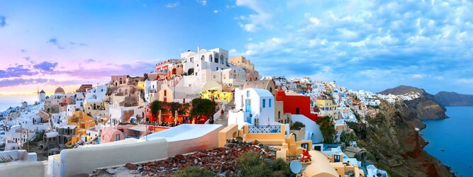 Trip Flüge Feriendestination Griechenland - Wer kennt sie nicht, die märchenhaften Bilderbuchfotos von Santorin? Strahlend weiße Häuser mit leuchtend blauen Kuppeln, schmiegen sich an die Hänge der zerklüfteten Steilküste. Für die meisten der Inbegriff von Griechenland, jedoch Griechenland ist mehr – viel mehr! Die beliebtesten Orte für Ferien in Griechenland, locken mit besten Angebote für Hotels und Ferienunterkünfte mit Werbeaktionen, Rabatten, Sonderangebote für Griechenland Urlaub buchen.