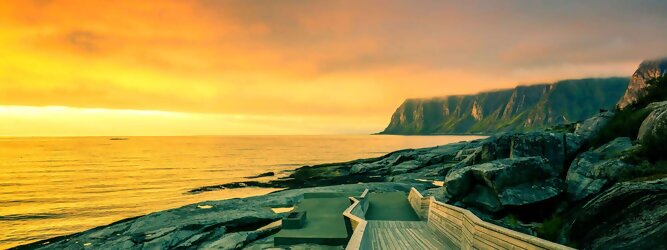 Trip Flüge Feriendestination Norwegen – Schwindelfrei auf Preikestolen – die spektakuläre Felskanzel erhebt sich als steile Plateauklippe über dem Lysefjord. Die Aussicht über den Fjord ist atemberaubend, schwindelfrei sein ist Voraussetzung. Es lohnt sich auf jeden Fall, schon mitten in der Nacht aufzustehen, um den magischen Moment des überwältigend schönen Sonnenaufgangs mitzuerleben, grandios wie sich die ersten Sonnenstrahlen in den steilen Felswänden verfangen und die Bergmauern zum Leuchten bringen. Dieser Augenblick inspiriert zur Demut und Dankbarkeit. Die beliebtesten Orte für Ferien in Norwegen, locken mit besten Angebote für Hotels und Ferienunterkünfte mit Werbeaktionen, Rabatten, Sonderangebote für Norwegen Urlaub buchen.
