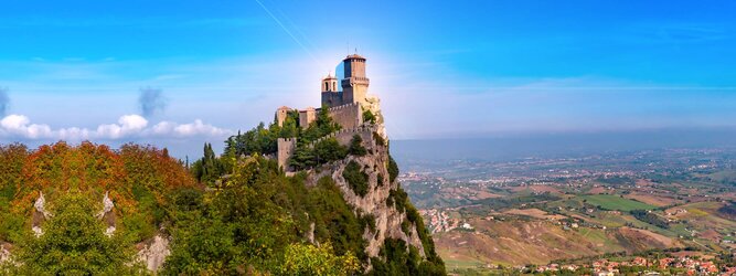 Trip Flüge Urlaubsdestination - San Marino – Hol ihn dir – den heißbegehrten Einreise-Stempel von San Marino. Nimm deinen Reisepass, besuche die örtliche Tourismusbehörde, hier wird die kleine Trophäe in dein Reisedokument gestempelt, es sieht gut aus und ist eine supertolle Urlaubserinnerung. Dieses neue Trendy-Reiselust-Souvenir passt ausgezeichnet zu den anderen außergewöhnlichen Stempeln deiner vergangenen Reisen. San Marino ist ein sehr interessanter Zwergstaat, eine Enklave, vollständig von Italien umgeben, eine der ältesten bestehenden Republiken und eines der reichsten Länder der Welt. Die beliebtesten Orte für Ferien in San Marino, locken mit besten Angebote für Hotels und Ferienunterkünfte mit Werbeaktionen, Rabatten, Sonderangebote für San Marino Urlaub buchen.